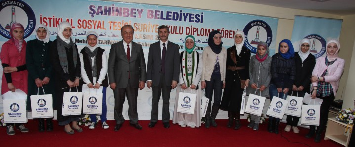SURİYELİ GENÇLERİN DİPLOMA SEVİNCİ (10)