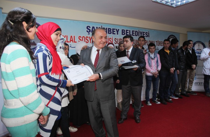 SURİYELİ GENÇLERİN DİPLOMA SEVİNCİ (6)