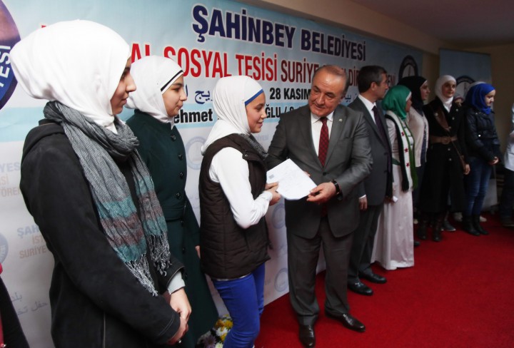 SURİYELİ GENÇLERİN DİPLOMA SEVİNCİ (9)