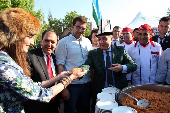 179 - GAÜN-ŞENLİK - Rektör Pilav Dağıttı (1)