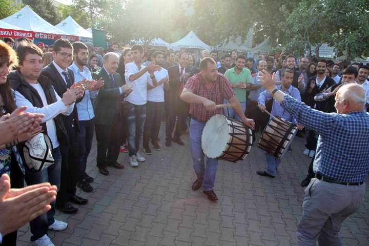 179 - GAÜN-ŞENLİK - Rektör Pilav Dağıttı (4)