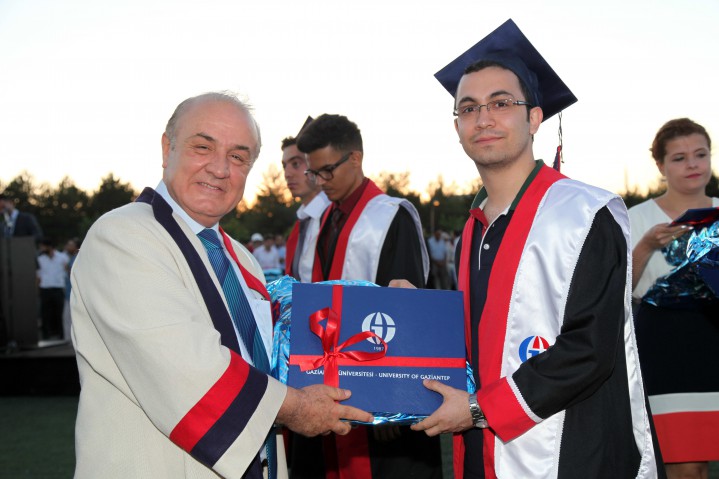 GAÜN_DE MEZUNİYET ŞÖLENİ - (Rektör Diploma)