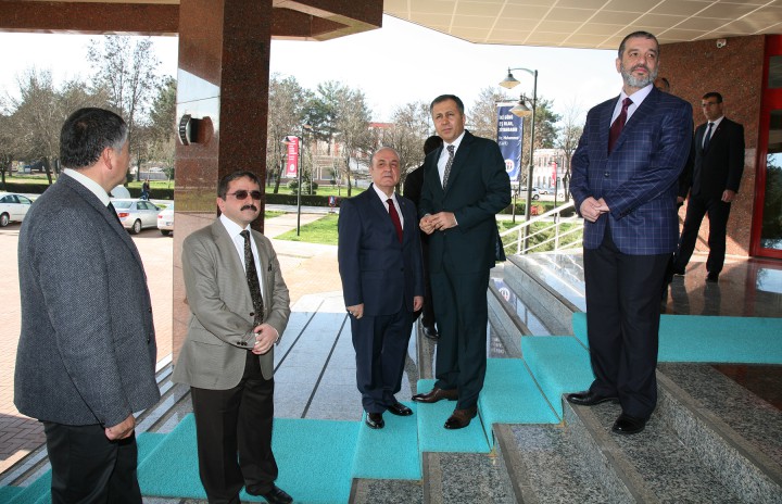 Vali Yerlikaya Rektör Prof. Dr. Yavuz Coşkun’u ziyaret etti - (7)