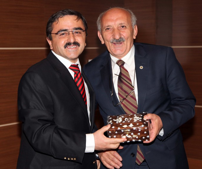 ilahiyat Konferans - (hediye takdimi)