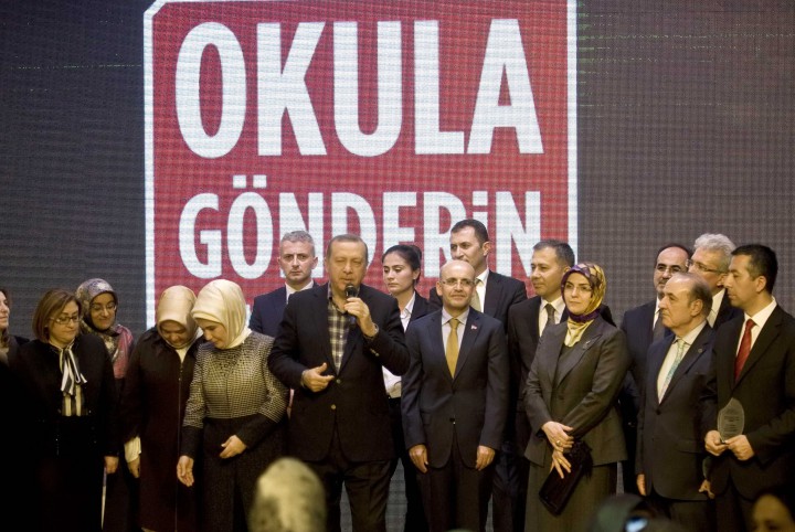 Cumhurbaşkanı Erdoğan’dan Rektör Coşkun’a eğitime destek plaketi (2)
