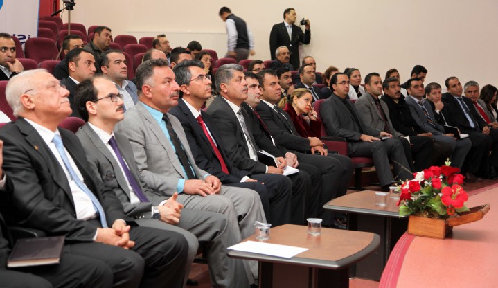 Büyük kaleler küçük taşlarla yapılmaz