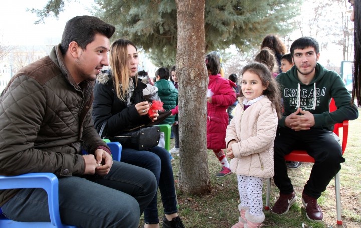 Minikler dileklerini üniversiteli abi ablalarıyla paylaştı-3