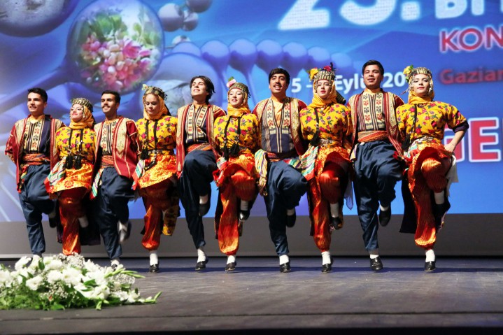 Halk Oyunu GÖsterisi