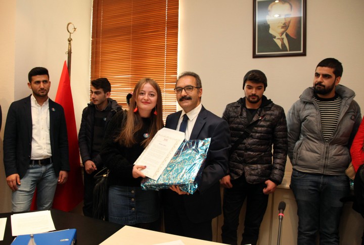 Kutlama Belgesi verilen öğrenciler (1)