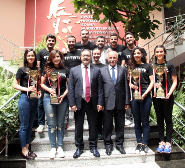 Kupalarını Rektör Gür’e sundular - (2)