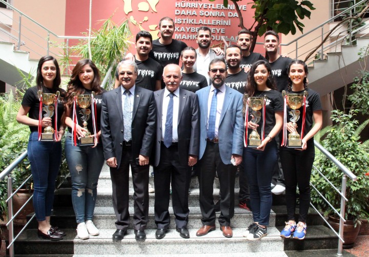 Kupalarını Rektör Gür’e sundular - (3)