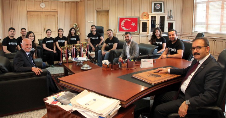 Kupalarını Rektör Gür’e sundular - (4)