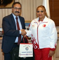 Rektör Gür şampiyon sporcuları kutladı - (02)