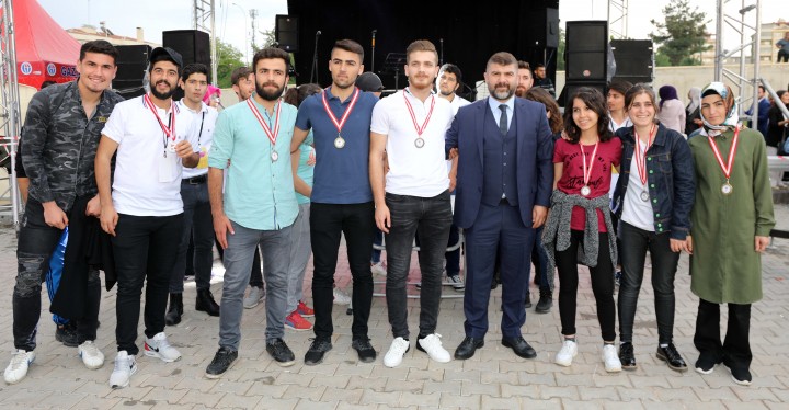 BAHAR ŞENLİĞİNDE BAŞARILI OLANLARA ÖDÜLLERİ VERİLDİ - (2)