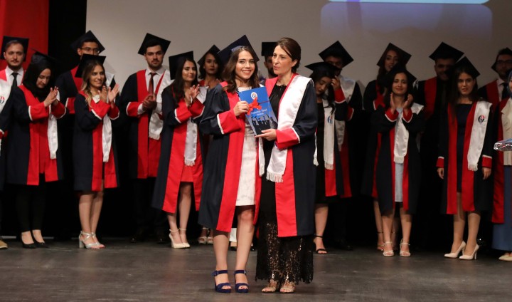 GAÜN’DE 65 DİŞ HEKİMİ MEZUNİYET COŞKUSU YAŞADI-11