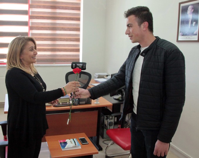 Rektör Gür’den Kadınlar Günü’nde Anlamlı Hediye - (2)