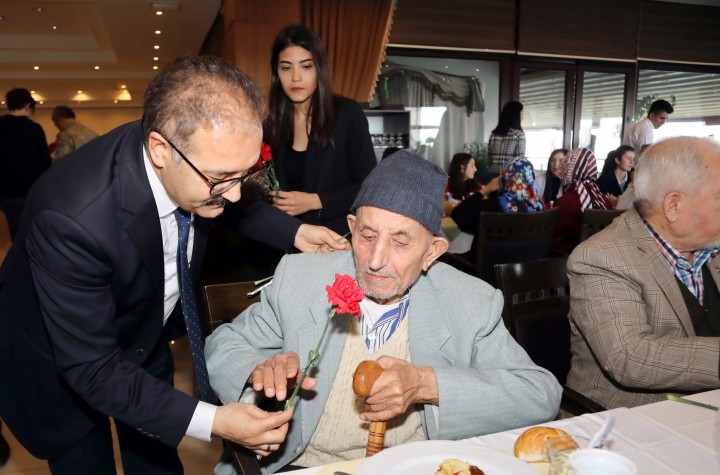 Rektör yaşlılarla halay çekti - (2)