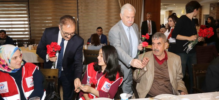 Rektör yaşlılarla halay çekti - (3)