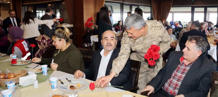 Rektör yaşlılarla halay çekti - (4)