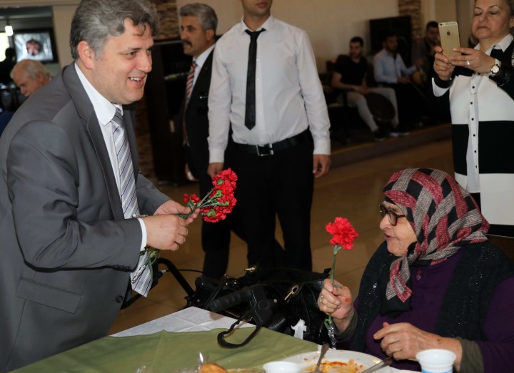 Rektör yaşlılarla halay çekti - (5)