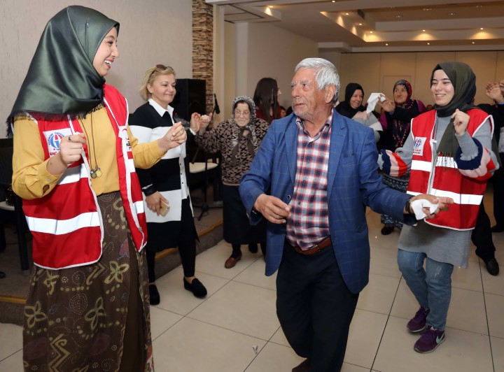 Rektör yaşlılarla halay çekti - (6)