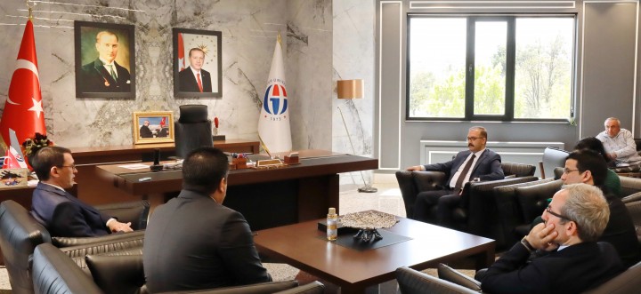 Büyükelçi Amanlıyev’den Rektör Gür’e ziyaret-3