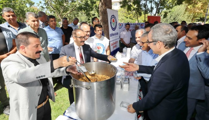 Eğitim–Bir-Sen Gaziantep Üniversitesi Temsilciliği’nden bin kişiye aşure-1