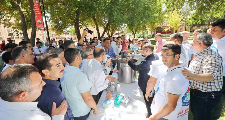 Eğitim–Bir-Sen Gaziantep Üniversitesi Temsilciliği’nden bin kişiye aşure-3