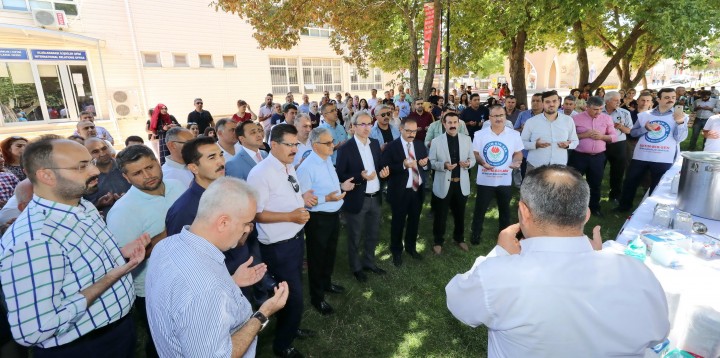 Eğitim–Bir-Sen Gaziantep Üniversitesi Temsilciliği’nden bin kişiye aşure-4