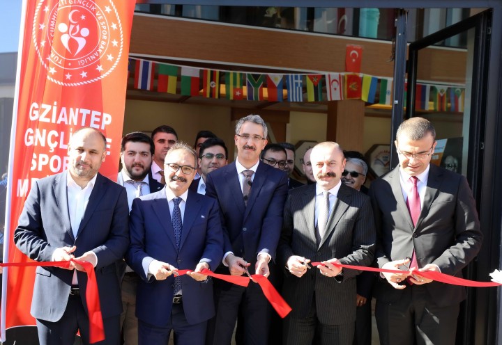 GAÜN’DE COŞKULU ULUSLARARASI KİTAP KAHVE AÇILIŞI-1