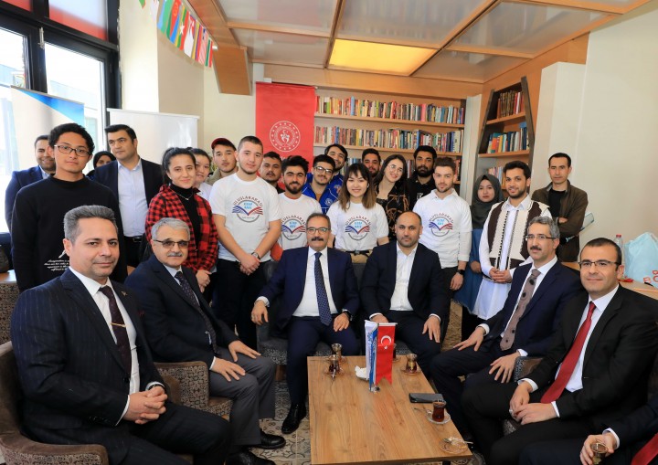 GAÜN’DE COŞKULU ULUSLARARASI KİTAP KAHVE AÇILIŞI-3