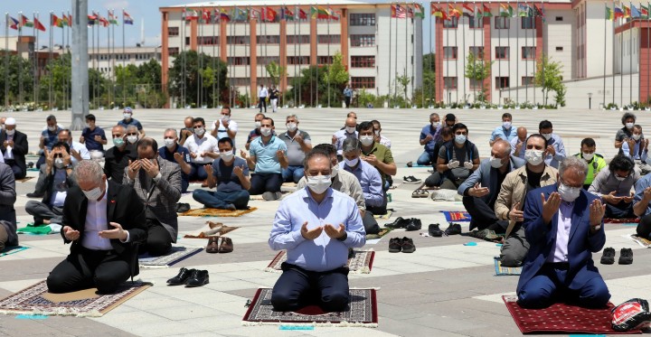 GAÜN’DE SOSYAL MESAFELİ İLK CUMA NAMAZI - (5)