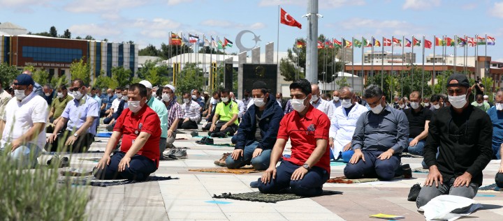 GAÜN’DE SOSYAL MESAFELİ İLK CUMA NAMAZI - (6)