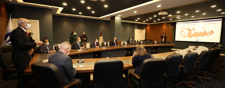 VALİ GÜL’DEN AYAKKABI LABORATUVARINA ÖVGÜ-3