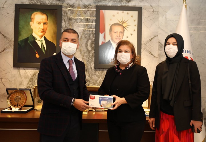 SAĞLIK ÇALIŞANLARINA 200 ANTİVİRAL MASKE-4