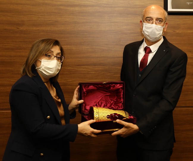 VALİ GÜL’DEN AYAKKABI LABORATUVARINA ÖVGÜ-7