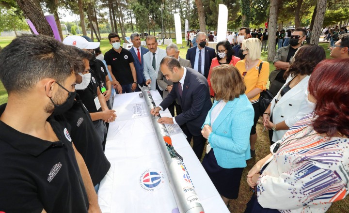 BAKAN YARDIMCISI KACIR’DAN TEKNOFEST’E KATILAN ÖĞRENCİLERE TEBRİK ZİYARETİ - (13)
