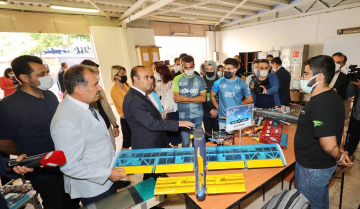 BAKAN YARDIMCISI KACIR’DAN TEKNOFEST’E KATILAN ÖĞRENCİLERE TEBRİK ZİYARETİ - (16)