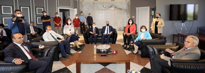 BAKAN YARDIMCISI KACIR’DAN TEKNOFEST’E KATILAN ÖĞRENCİLERE TEBRİK ZİYARETİ - (18)