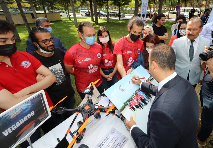 BAKAN YARDIMCISI KACIR’DAN TEKNOFEST’E KATILAN ÖĞRENCİLERE TEBRİK ZİYARETİ - (8)