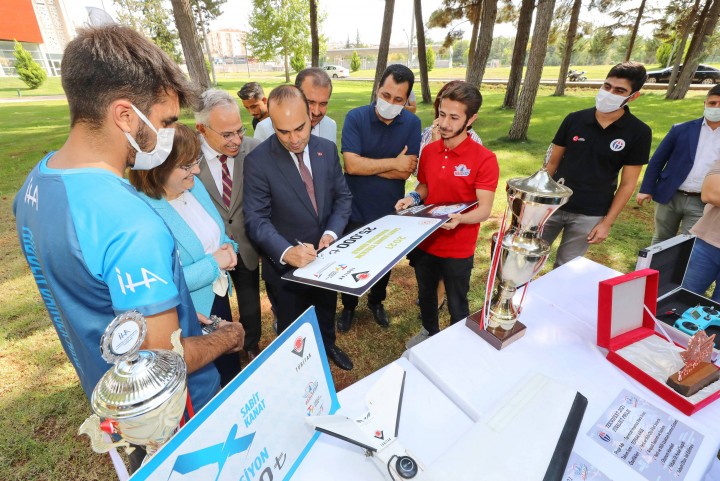 BAKAN YARDIMCISI KACIR’DAN TEKNOFEST’E KATILAN ÖĞRENCİLERE TEBRİK ZİYARETİ - (9)