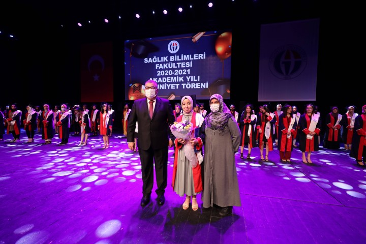 GAÜN SAĞLIK BİLİMLERİ FAKÜLTESİ MEZUNLARI TÖRENLE UĞURLANDI-8