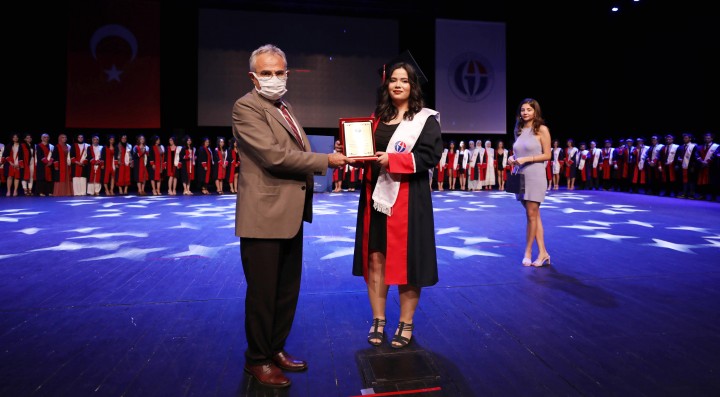 GAÜN’ÜN GENÇ DİŞ HEKİMLERİ TÖRENLE MEZUN OLDU-2