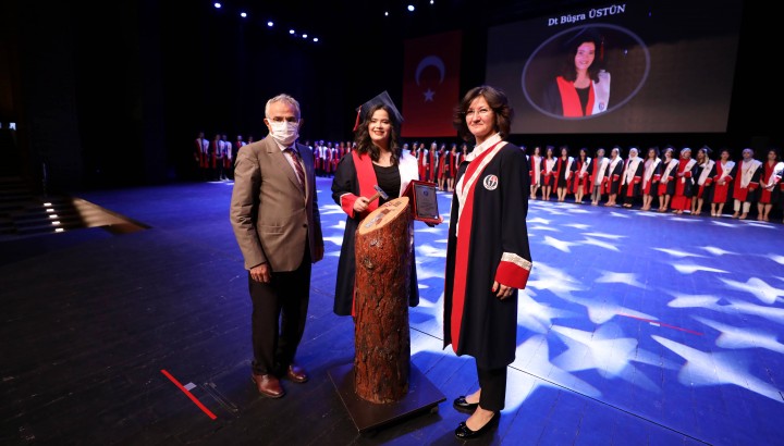 GAÜN’ÜN GENÇ DİŞ HEKİMLERİ TÖRENLE MEZUN OLDU-3