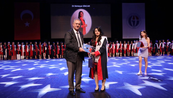 GAÜN’ÜN GENÇ DİŞ HEKİMLERİ TÖRENLE MEZUN OLDU-5