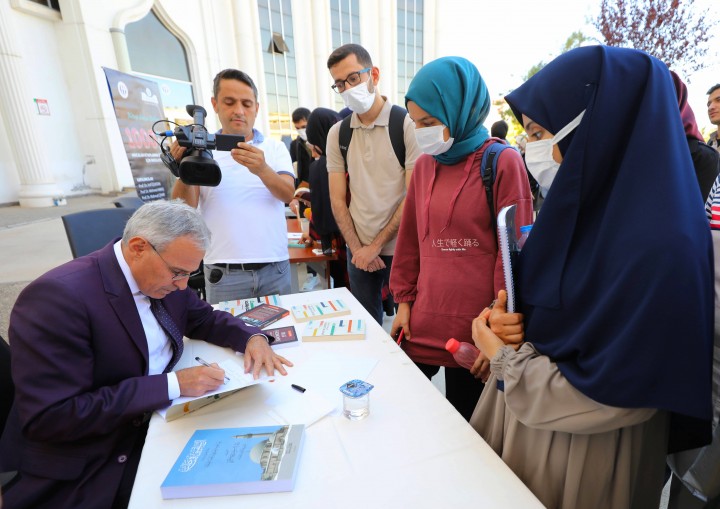 GAÜN İLAHİYAT FAKÜLTESİ’NDEN İMZA ŞÖLENİ-02