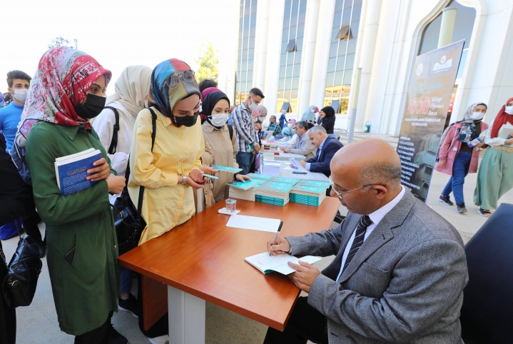 GAÜN İLAHİYAT FAKÜLTESİ’NDEN İMZA ŞÖLENİ-03