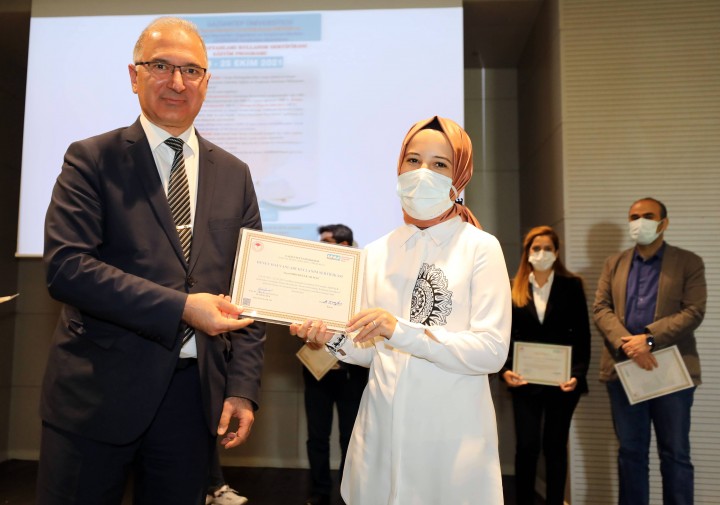 V. DENEY HAYVANLARI KULLANIM KURSUNU TAMAMLAYANLAR SERTİFİKALARINI ALDI-3