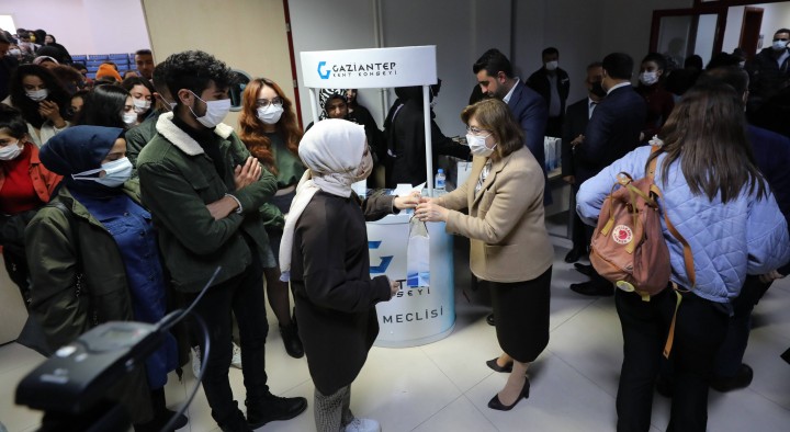 BAŞKAN ŞAHİN’DEN GAÜN’LÜ ÖĞRENCİLERE ÖĞRETMENLER GÜNÜ ZİYARETİ-4