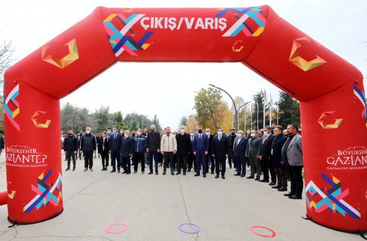GAÜN’DE ÖĞRETMENLER GÜNÜNE ÖZEL YÜRÜYÜŞ